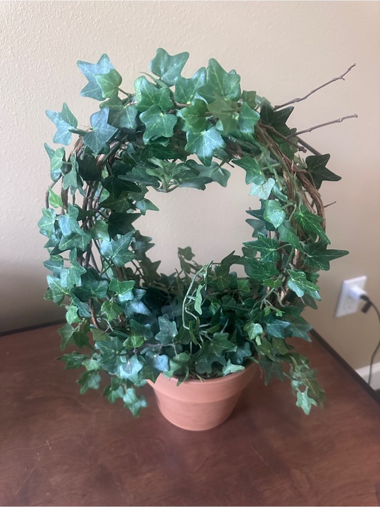 None Other - Classic Faux Ivy Topiary Wreath in Green - Unbranded